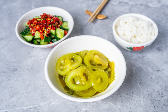 Chinese-style vegetarian weight-loss meal: Smashed cucumber salad and stir-fried green tomatoes with rice.
