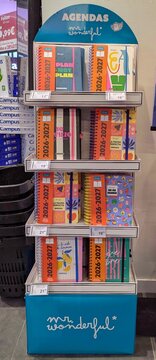 Expositor con agendas de Mr. Wonderful, en papeler&iacute;a Milbby en Madrid, Espa&ntilde;a, 23 de julio de 2026