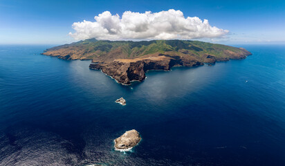 Magnifique vue aérienne panoramique de l'île de UA HUKA par l'axe nord Ouest sauvage inhabitée  © Thomas