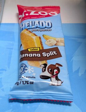 Vista de cerca de una bolsa de pl&aacute;stico sellada con un helado para perros sabor Banana Split marca Dr. Zoo, en supermercado Supeco, Madrid, Espa&ntilde;a, 27 de agosto de 2026