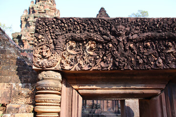 Obraz premium ruined khmer hindu and buddhist temple (banteay srei) in angkor in siem reap in cambodia 