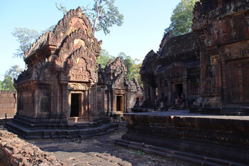 Obraz premium ruined khmer hindu and buddhist temple (banteay srei) in angkor in siem reap in cambodia 