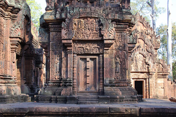 Obraz premium ruined khmer hindu and buddhist temple (banteay srei) in angkor in siem reap in cambodia 