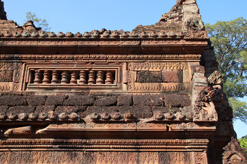 Fototapeta premium ruined khmer hindu and buddhist temple (banteay srei) in angkor in siem reap in cambodia 