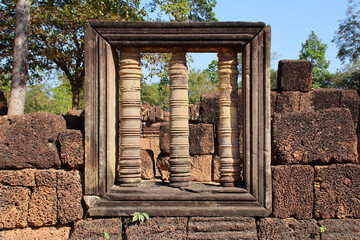 Obraz premium ruined khmer hindu and buddhist temple (banteay srei) in angkor in siem reap in cambodia 
