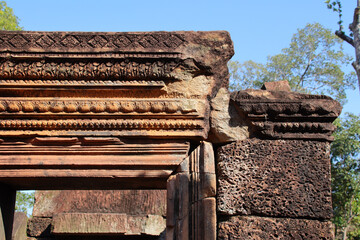 Obraz premium ruined khmer hindu and buddhist temple (banteay srei) in angkor in siem reap in cambodia 
