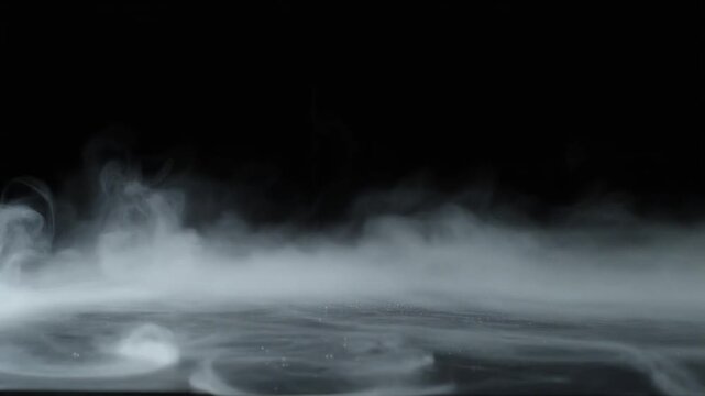 黒い床を這う白い煙が広がる幻想的な背景動画