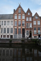 Obraz premium Bruges canal houses with stepped gables at dusk