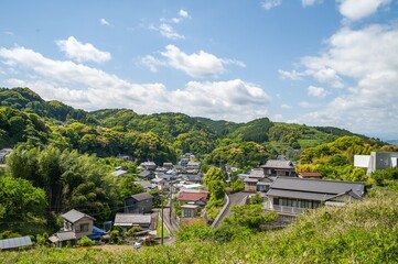 新緑の山あいに広がる島田市金谷の農村風景  © Taketo Miyajima