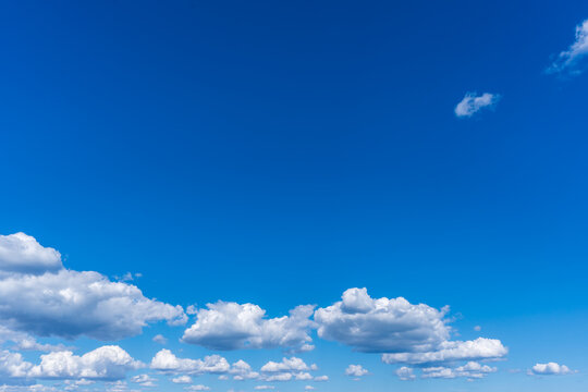 Blauer Himmel und ein paar Wolken