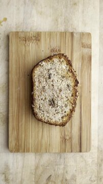 Caf&eacute;-Feeling f&uuml;r Zuhause: Rustikales Bananenbrot perfekt serviert