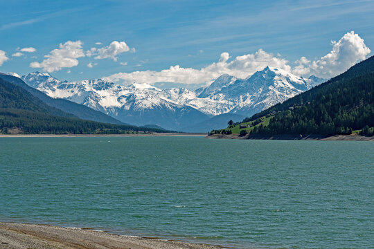 Blick auf den Reschensee und den Ortler in S&uuml;dtirol in Italien