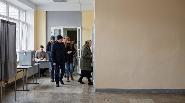 &Eacute;lecteurs circulant dans le hall d&rsquo;un bureau de vote