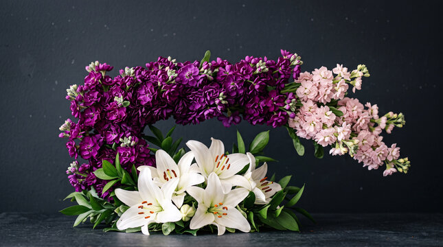 Composition florale &eacute;l&eacute;gante aux lys blancs, roses et fleurs violettes