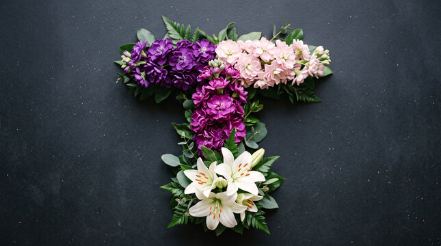 Croix florale color&eacute;e compos&eacute;e de fleurs violettes, roses et blanches