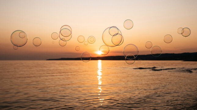 Bulles de savon flottant au-dessus de l&rsquo;eau au coucher du soleil