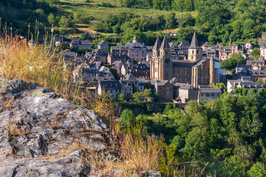Vue a&eacute;rienne sur le village de Conques en Aveyron - France