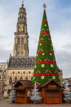 Le beffroi et le sapin de No&euml;l &agrave; Arras pendant les f&ecirc;tes de No&euml;l - France