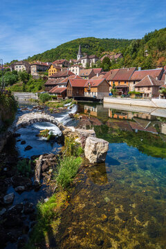 Village de Lods, en bordure de la Loue, dans le d&eacute;partement du Doubs - France