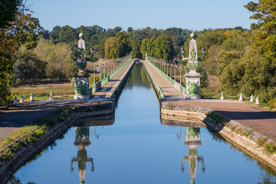 Le Pont-canal de Briare permet &agrave; un canal d'enjamber la Loire sur son parcours vers la Seine ; construit en 1896 par Gustave Eiffel, il a &eacute;t&eacute; pendant pr&egrave;s d'un si&egrave;cle le plus long pont-canal du monde.