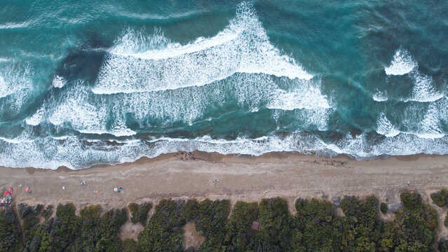 mare dall'alto onde foto con drone 