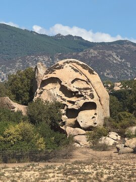 Ein natürlich geformter Granitfelsen (Tafone) auf Sardinien, der einem Gesicht ähnelt