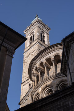 CAMPANILE E ABSIDE ROMANICA DELLA BASILICA DI SANTA MARIA MAGGIORE A BERGAMO ALTA