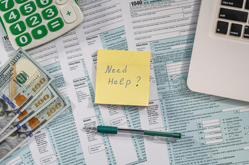 Obraz premium Top View of Tax Form 1040 with Need Help Note and US Dollar Notes for Financial Advisory Concept