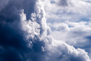 Wysokie chmury kłębiaste (cumulus) wypełniają letni firmament nad Polską . Są one gęste i robią imponujące wrażenie; ich kłębiaste kształty rzucają cienie, tworząc grę jasnych i ciemnych partii. Niebo