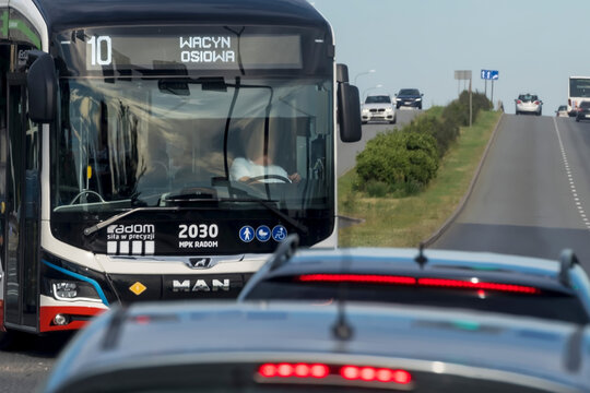Radom, Polska, 23 czerwca 2026 r., godz. 17:45. Miejski autobus marki MAN, oznaczony jako pojazd MPK Radom i obsługujący linię nr 10, porusza się po miejskiej ulicy. Na wyświetlaczu widnieje "Wacyn " 