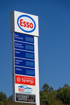 Hausse des prix de l'essence et du gasoil en France et dans toute l'Europe Le litre d&eacute;passe les deux euros. Enseigne et logo d'une station service Esso au Luxembourg en septembre 2026 