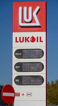 Hausse des prix de l'essence et du gasoil en France et dans toute l'Europe Le litre d&eacute;passe les deux euros. Enseigne et logo d'une station service Lukoil au Luxembourg en septembre 2026 