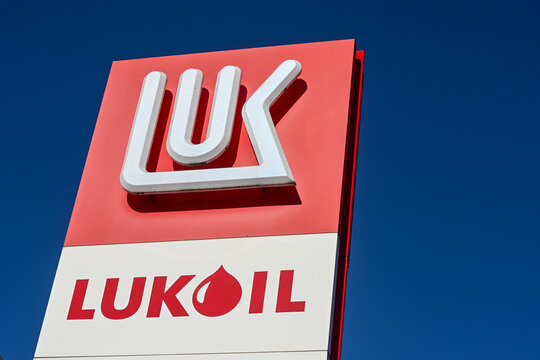 Hausse des prix de l'essence et du gasoil en France et dans toute l'Europe Le litre d&eacute;passe les deux euros. Enseigne et logo d'une station service Lukoil au Luxembourg en septembre 2026 