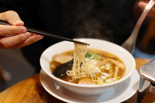 ラーメンを食べる男性