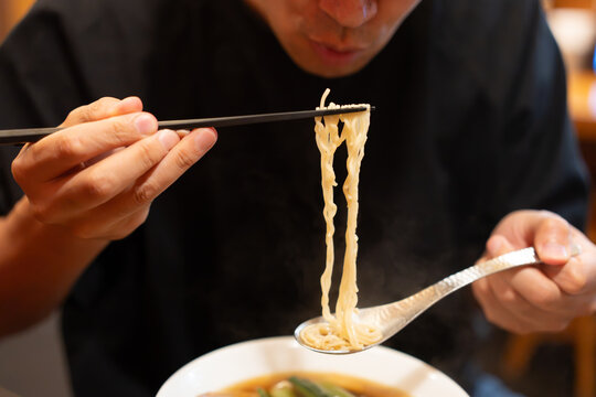 ラーメンを食べる男性