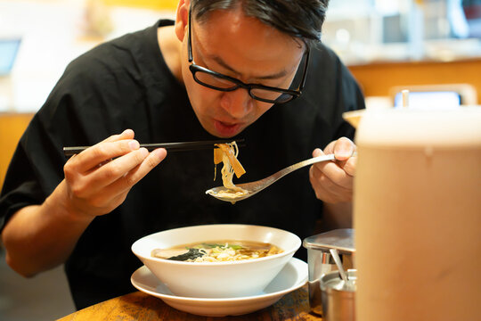 ラーメンを食べる男性