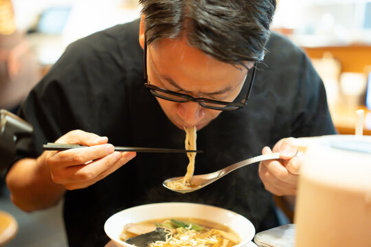 ラーメンを食べる男性
