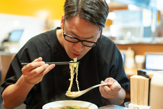 ラーメンを食べる男性