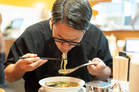 ラーメンを食べる男性