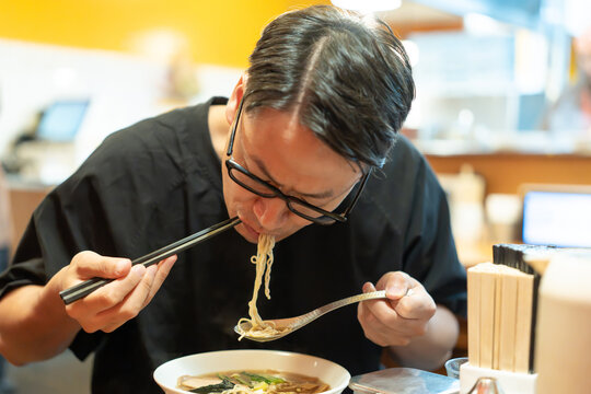 ラーメンを食べる男性