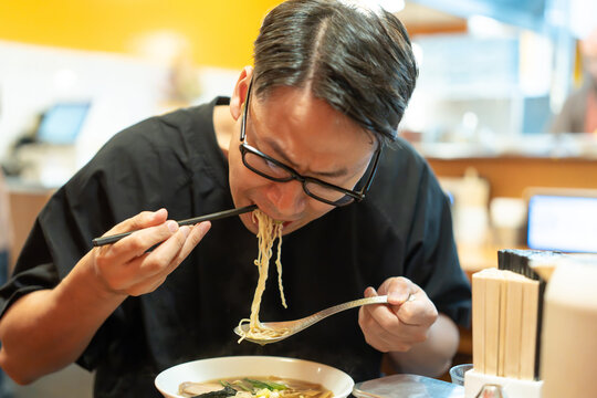 ラーメンを食べる男性