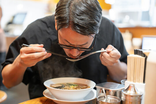 ラーメンを食べる男性