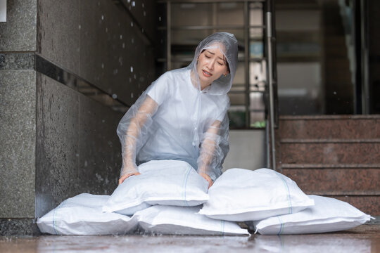 土嚢を積む女性