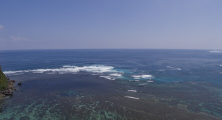 沖縄県うるま市宮城島から望む青い海とサンゴ礁 © Saki