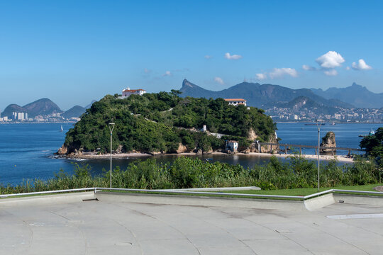 Niter&oacute;i Boa Viagem Island, an island with an 18th-century chapel in Guanabara Bay, is a tourist attraction in Niter&oacute;i, Rio de Janeiro.