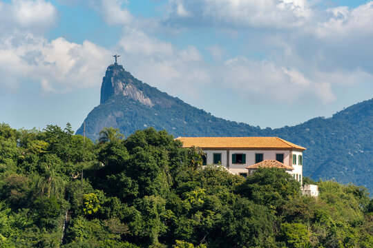 Niter&oacute;i Boa Viagem Island, an island with an 18th-century chapel in Guanabara Bay, is a tourist attraction in Niter&oacute;i, Rio de Janeiro.
