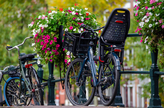 Amsterdam, with its historic canals and houseboats, reveals the charming architecture, vibrant urban life, and unique atmosphere that characterize this Dutch city.
