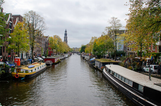 Amsterdam, with its historic canals and houseboats, reveals the charming architecture, vibrant urban life, and unique atmosphere that characterize this Dutch city.