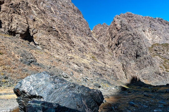 Menschenlere Urlandschaft mit Felsmassiv, Talsohle und Felsbrocken in der Mongolie, Zentralasien
