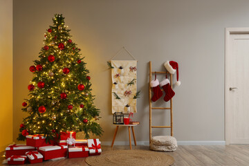 Obraz premium Christmas holiday preparation and festive home interior, decorated pine tree with gift boxes and advent calendar in a cozy living room atmosphere
